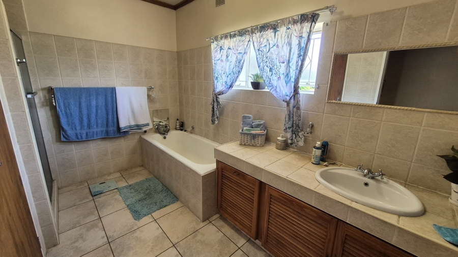 4 Bedroom Property for Sale in Jim Fouchepark Free State